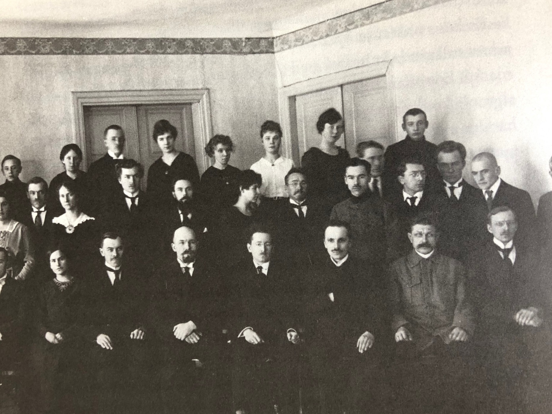 Fotol on haridusministeeriumi töötajad 1919. aastal, keskel on minister Kartau.