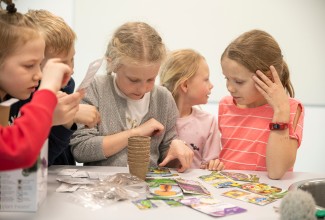 Five students planting vegetables in classroom_Ministry of Education and Research - Aivo Kallas